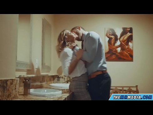 ❤️ Gava ku blondeyek busty we di nav hewşek gelemperî de dixapîne ❤️❌ Vîdyoyê porno li me ku.hotpornphotos.ru ☑